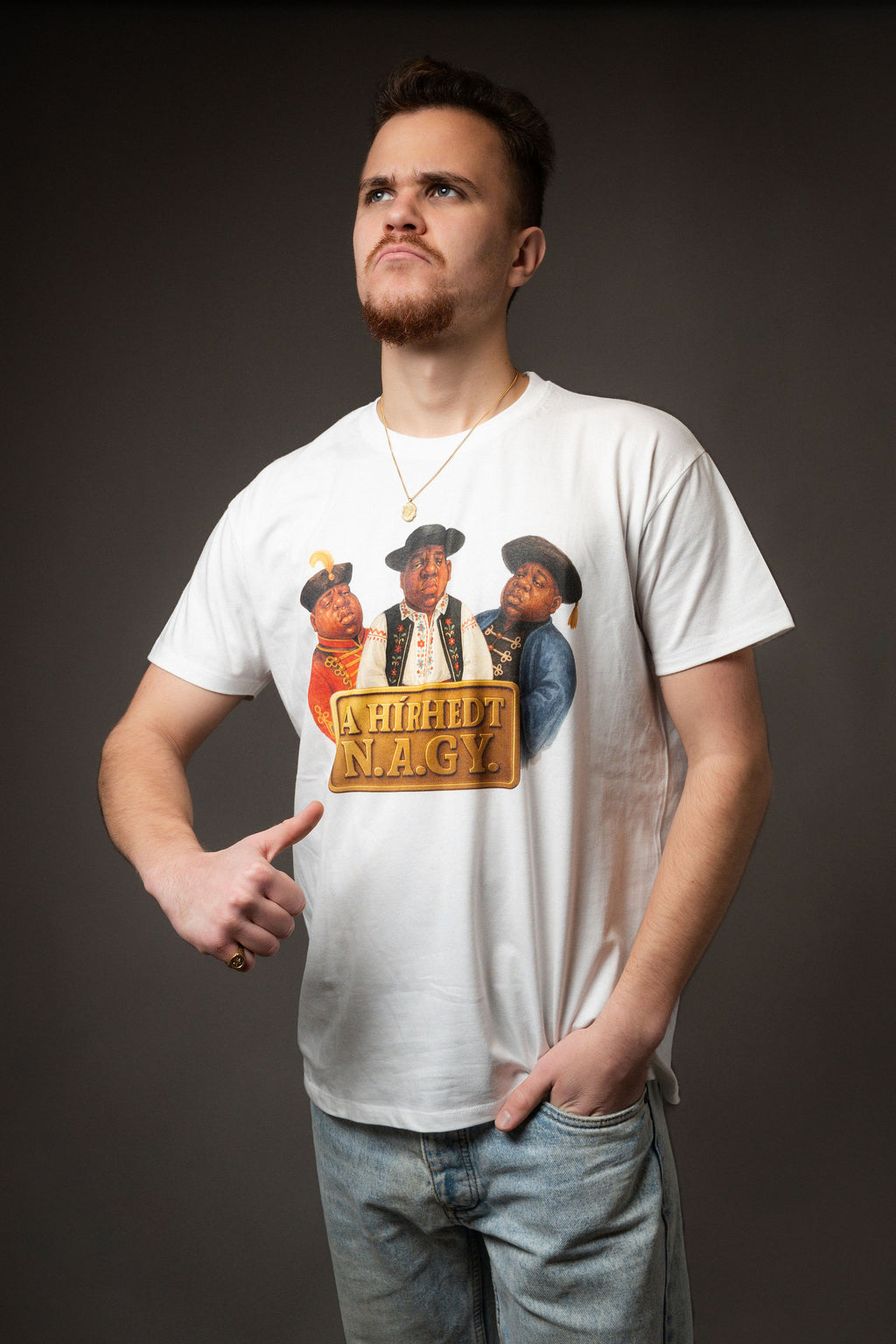 A HÍRHEDT N.A.GY.™ Rövidujjú Póló