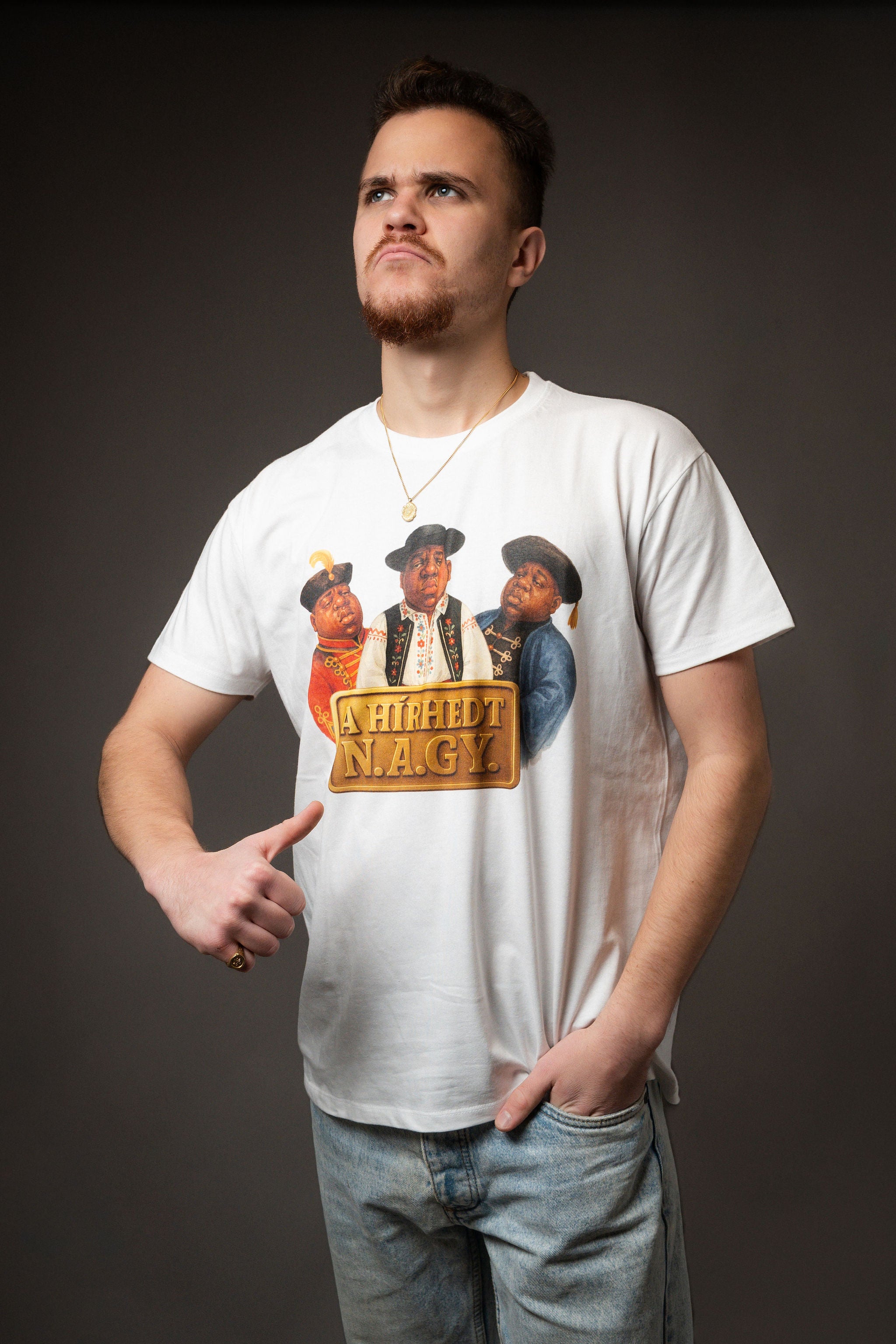 A HÍRHEDT N.A.GY.™ Rövidujjú Póló