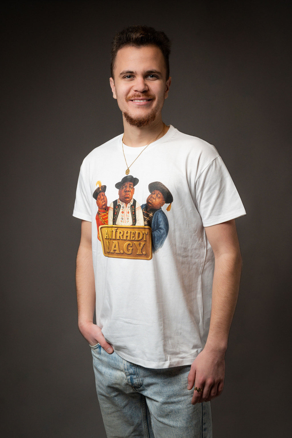 A HÍRHEDT N.A.GY.™ Rövidujjú Póló