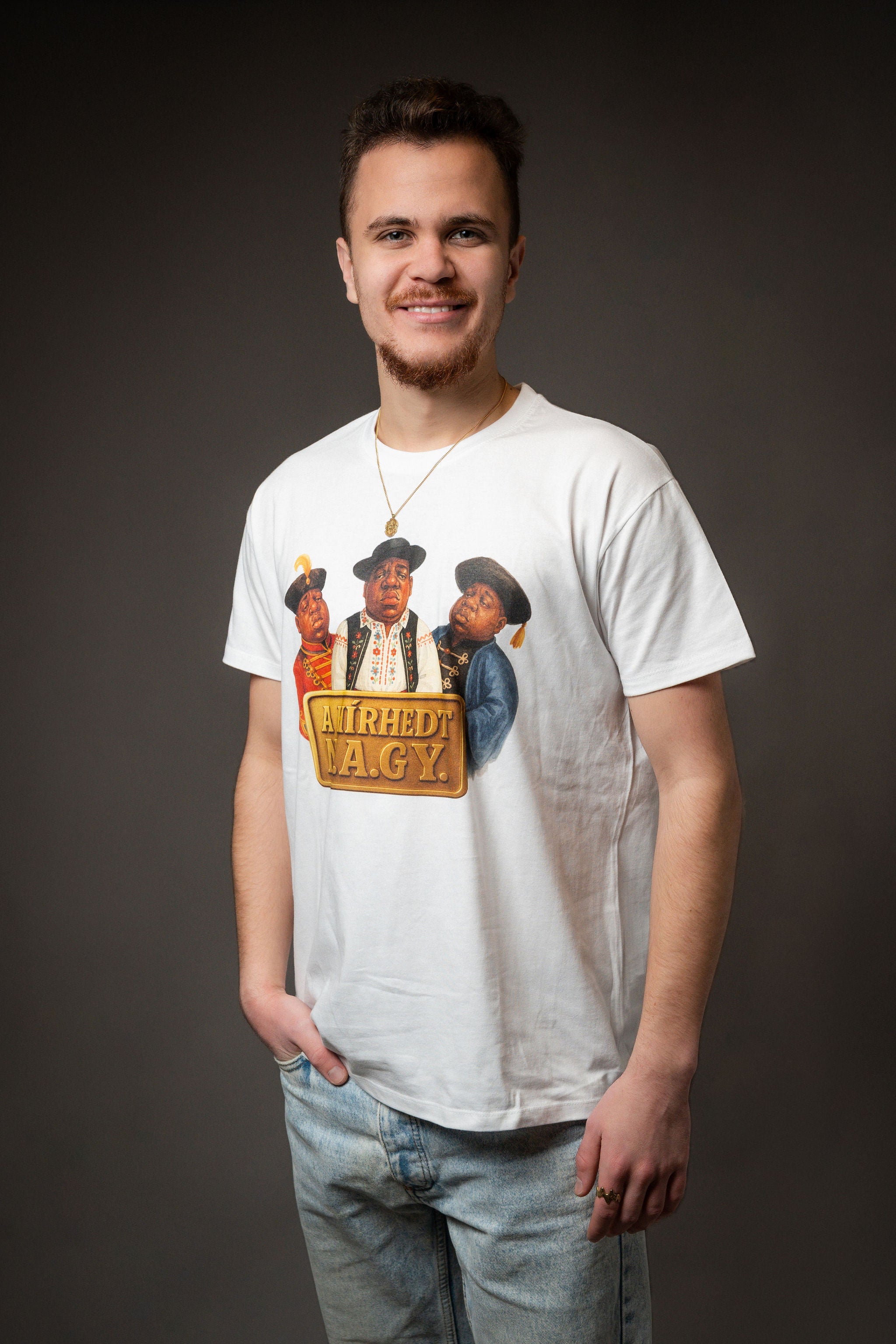 A HÍRHEDT N.A.GY.™ Rövidujjú Póló