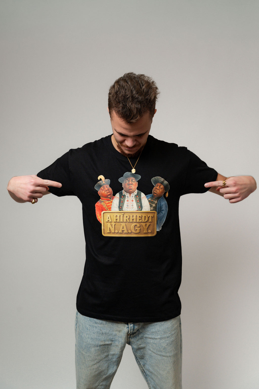 A HÍRHEDT N.A.GY.™ Rövidujjú Póló