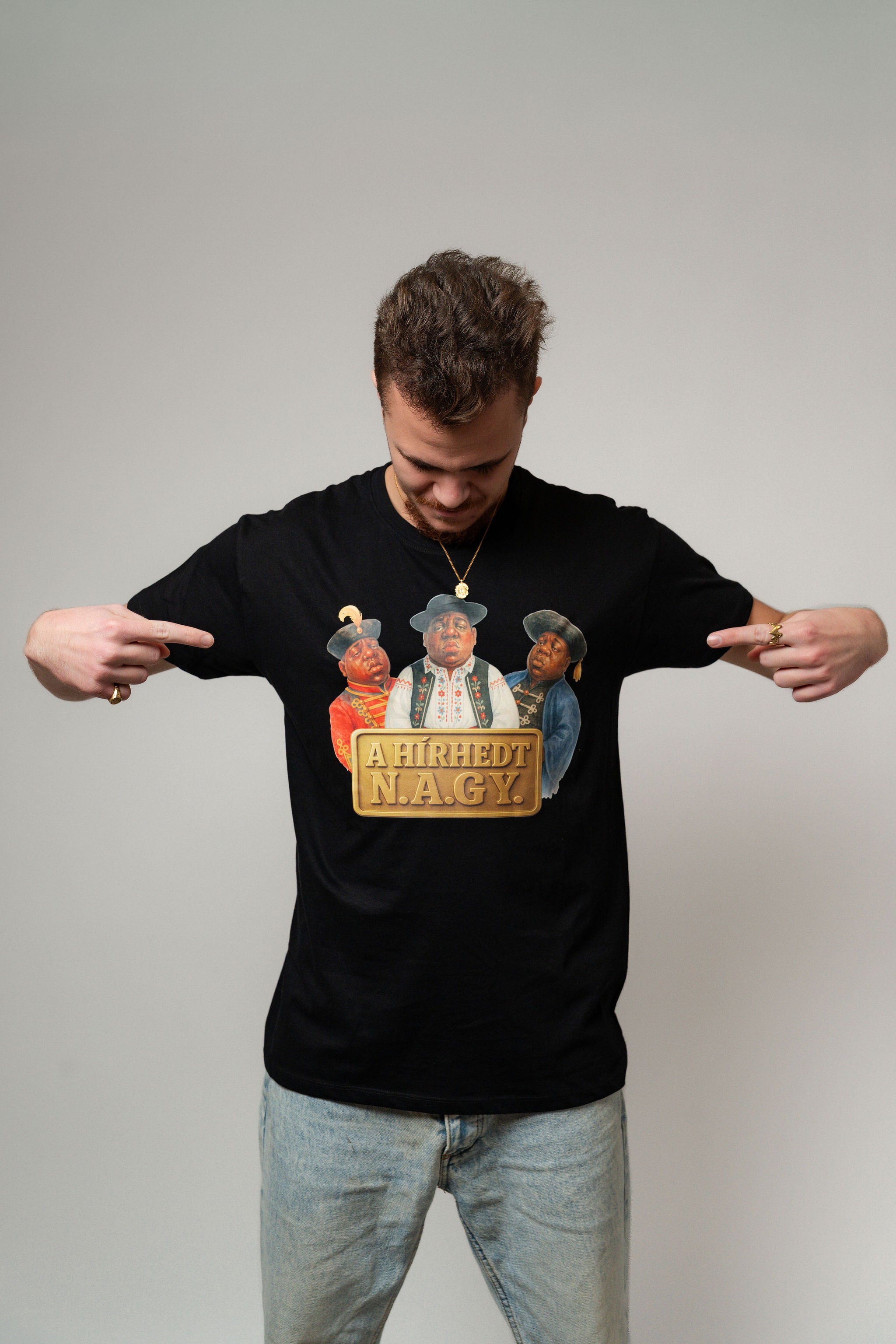 A HÍRHEDT N.A.GY.™ Rövidujjú Póló