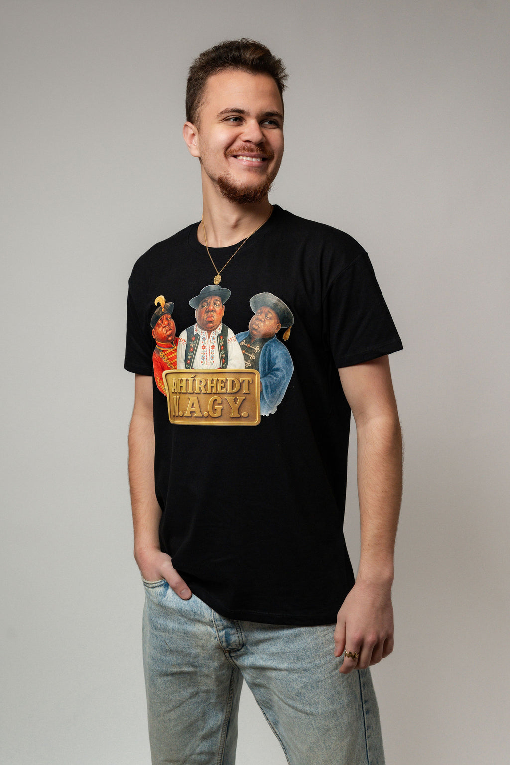 A HÍRHEDT N.A.GY.™ Rövidujjú Póló